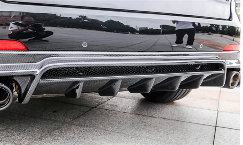 L D carbon fiber rear diffuser body kit around the exhaust pipe